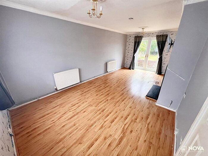 3 Bedroom Semi-Detached House To Rent In Hallwicks Road, Luton, LU2