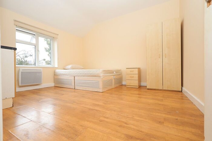 Studio To Rent In Hamilton Road, London, NW11