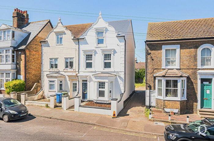 4 Bedroom Semi Detached House For Sale In Park Road, Sittingbourne, Kent, ME10