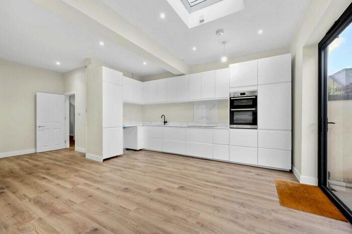 4 Bedroom Flat To Rent In Ashen Grove, London, SW19