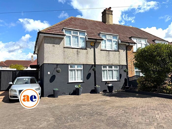 3 Bedroom Property For Sale In Heath Way, Erith, DA8