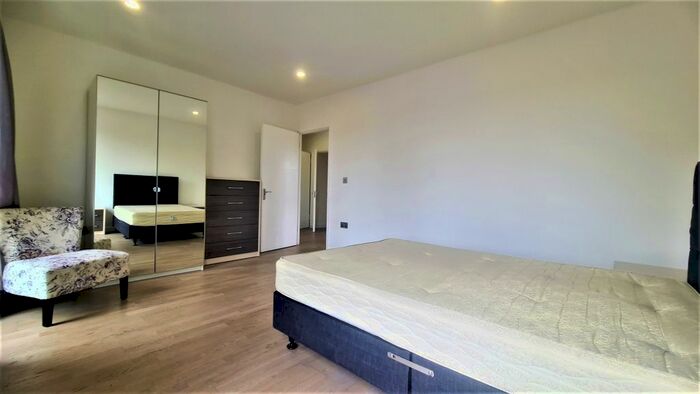 3 Bedroom Flat To Rent In Butchers Road, Canning Town, E16