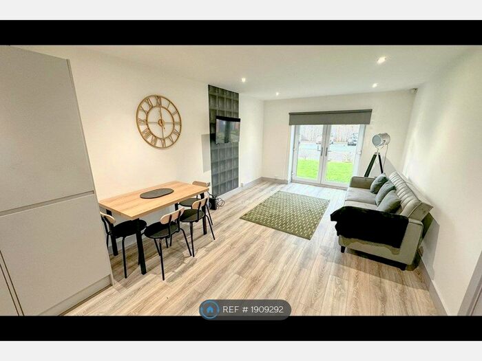 2 Bedroom Flat To Rent In Trinity Court, Leeds, LS9