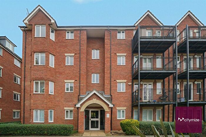3 Bedroom Flat For Sale In London Road, Romford, RM7