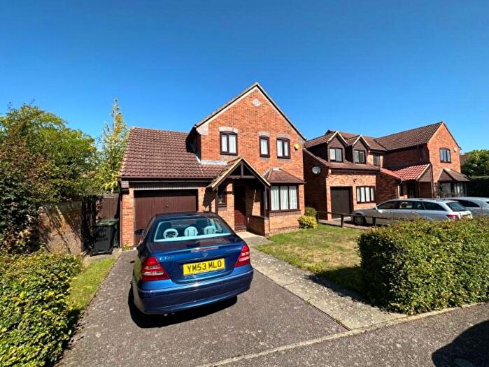 3 Bedroom Detached House To Rent In Fleming Close, Biddenham, MK40