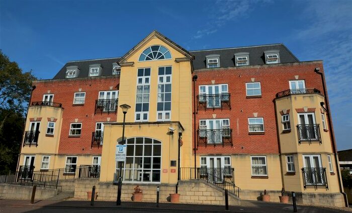 2 Bedroom Flat To Rent In Post Office Lane, Beaconsfield, HP9