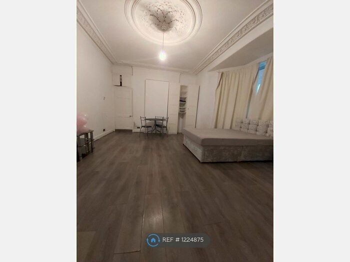 Studio To Rent In Merton House, London, NW4