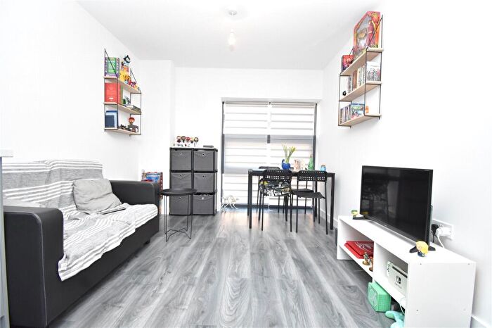 1 Bedroom Apartment To Rent In Beacon House, Carcaixent Square, Newbury, Berkshire, RG14