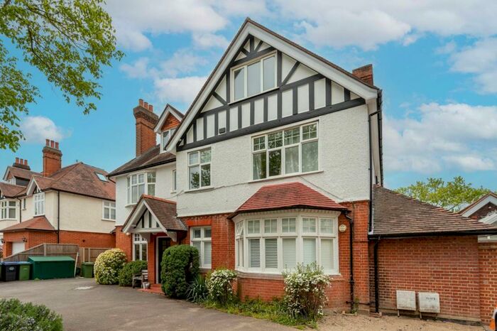 2 Bedroom Flat To Rent In Lovelace Road, Surbiton, KT6