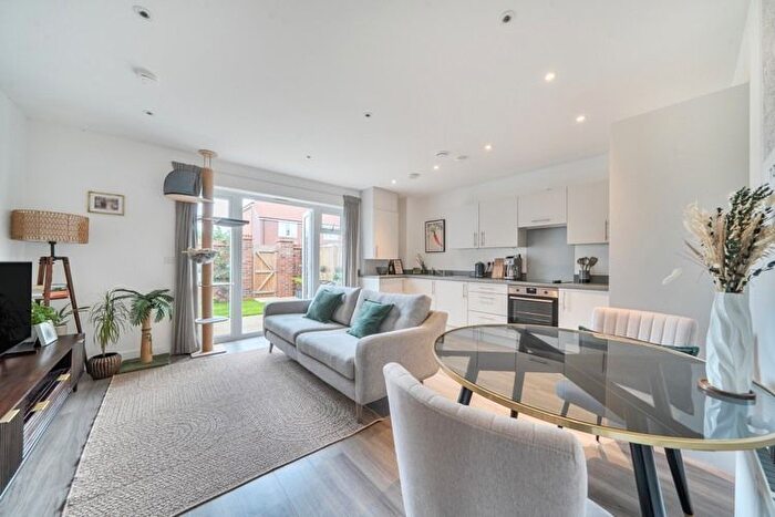 1 Bedroom Flat For Sale In Lorimer Avenue, Cranleigh, Surrey, GU6