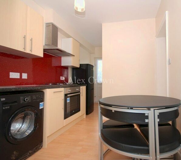 Studio To Rent In Walpole Road, London N17