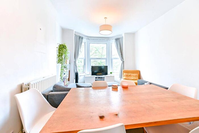 3 Bedroom Flat To Rent In Heslop Road, Nightingale Triangle, London, SW12