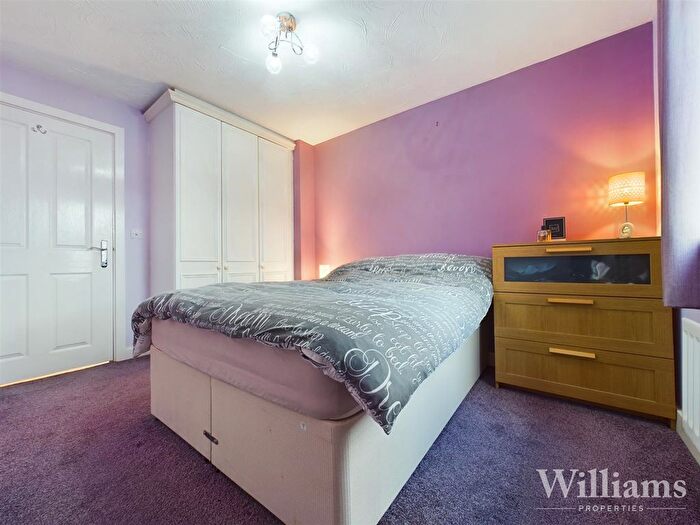2 Bedroom Flat For Sale In Crowell Mews, Aylesbury, HP19