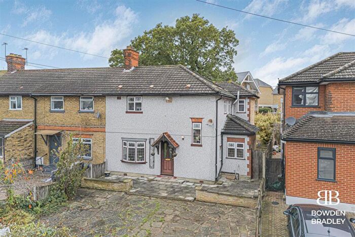 4 Bedroom End Of Terrace House For Sale In Colvin Gardens, Fairlop, IG6