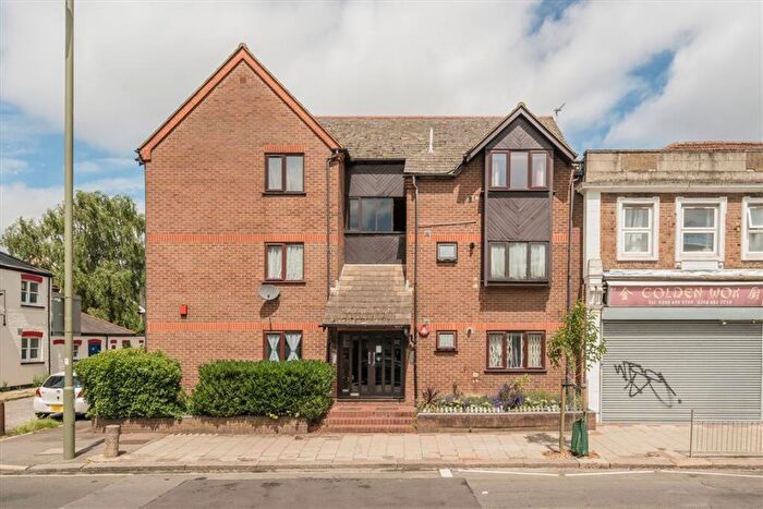 2 Bedroom Flat To Rent In Cricklewood Lane, Cricklewood, NW2