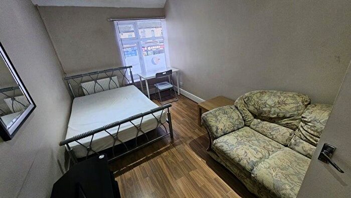 3 Bedroom Flat To Rent In Mauldeth Road, Manchester, M14