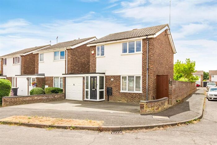 3 Bedroom Link Detached House For Sale In Blenheim Road, Wellingborough, NN8
