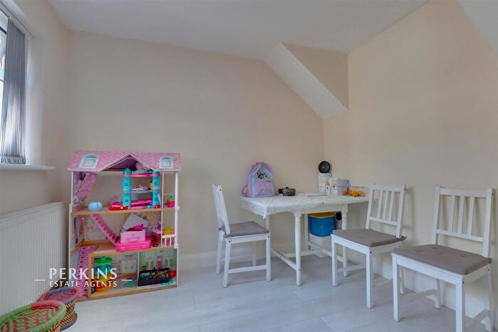 2 Bedroom Flat To Rent In Cornwall Avenue, Southall, UB1