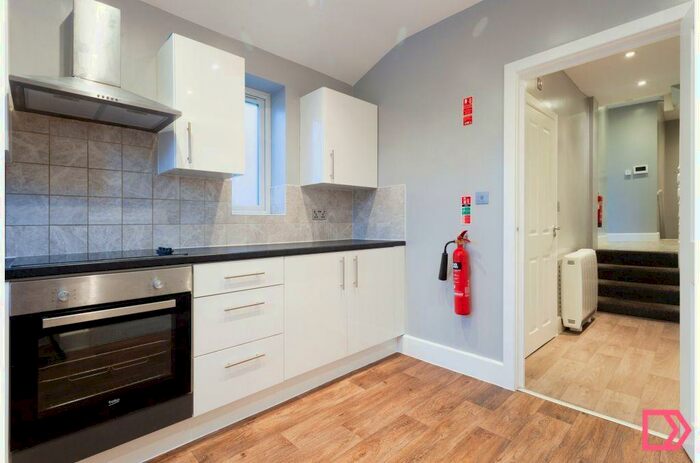 3 Bedroom Flat To Rent In A Lea Bridge Road, London, E10