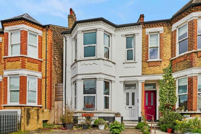 2 Bedroom Flat To Rent In St. Julians Farm Road, West Norwood, SE27