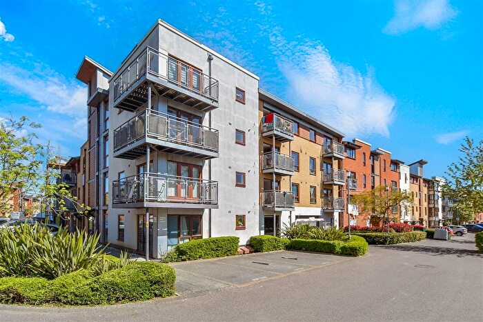 2 Bedroom Flat For Sale In Commonwealth Drive, Three Bridges, Crawley, West Sussex, RH10