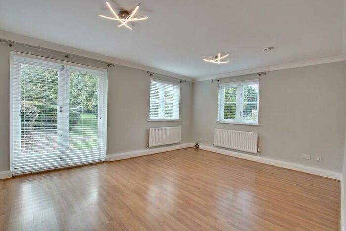 2 Bedroom Apartment To Rent In Pump House Close, Bromley, BR2