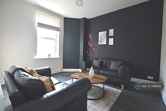 3 Bedroom Flat To Rent In Otley Road, Leeds, LS16