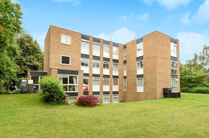 2 Bedroom Flat To Rent In Berkeley Court, Weybridge, KT13