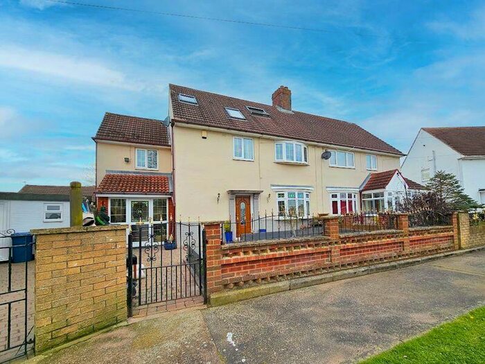 4 Bedroom Semi-Detached House For Sale In Poplar Avenue, Dinnington, NE13
