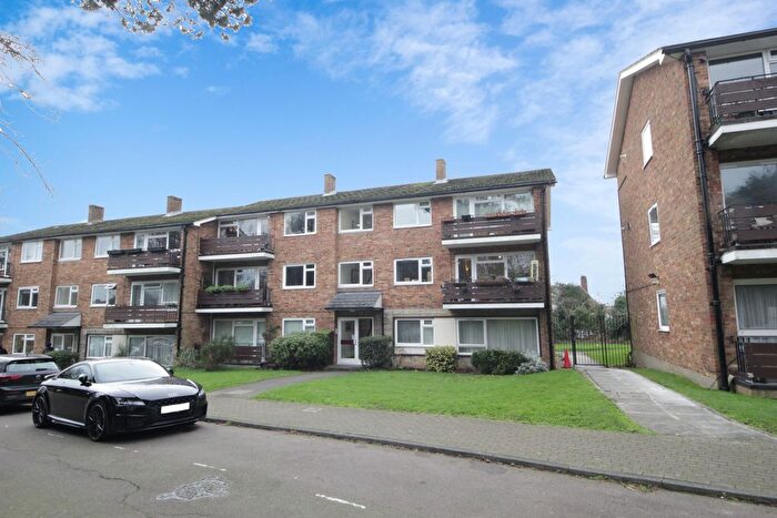2 Bedroom Flat To Rent In Cedar Drive, N2