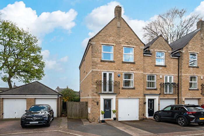 4 Bedroom Town House For Sale In Threelands, Birkenshaw, BD11