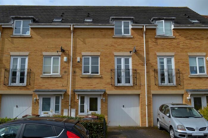 3 Bedroom Town House To Rent In Coleridge Way, Borehamwood, WD6