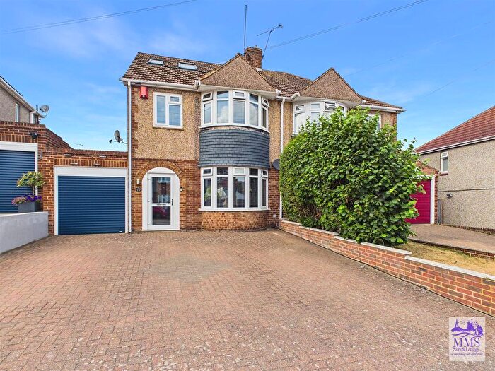 4 Bedroom Semi-detached House For Sale In Bramley Rise, Strood, ME2