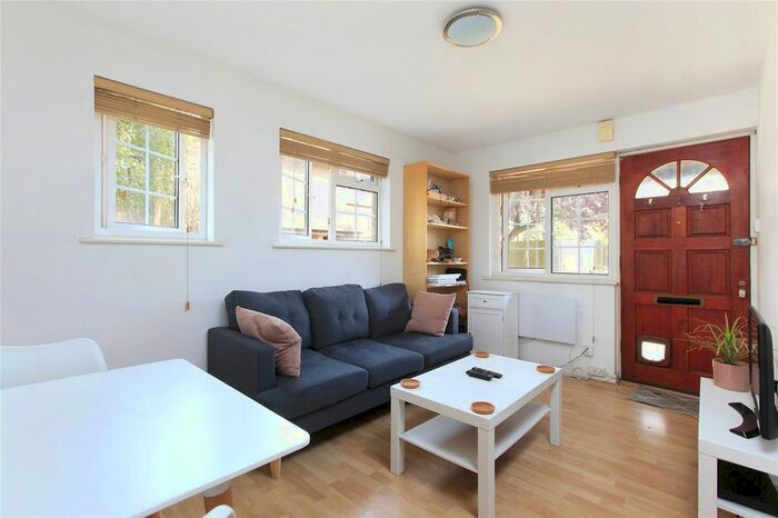 1 Bedroom Flat To Rent In St Anthony's Close, Wandsworth Common, London, SW17