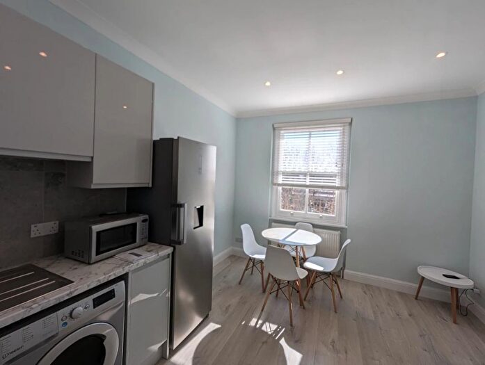 2 Bedroom Flat To Rent In Cambridge Gardens, Ladbroke Grove, London, W10