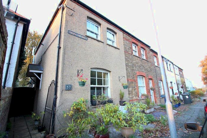 2 Bedroom Property To Rent In Windmill Lane, Bushey Heath, Bushey WD23