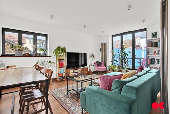 3 Bedroom Flat For Sale In High Road Leyton, Leyton, E10
