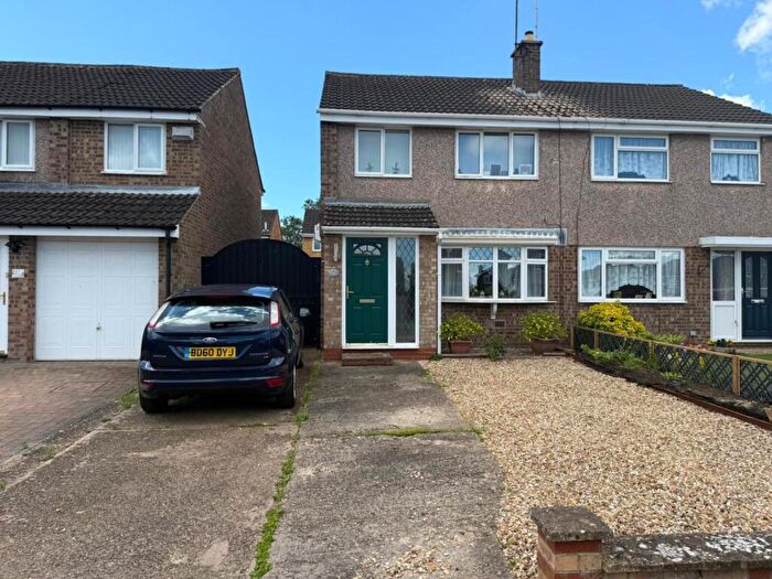 3 Bedroom Semi-Detached House To Rent In Farnham Drive, Rushden, Northamptonshire, NN10