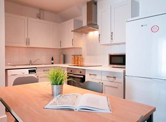 3 Bedroom Flat To Rent In Harper Road, SE1