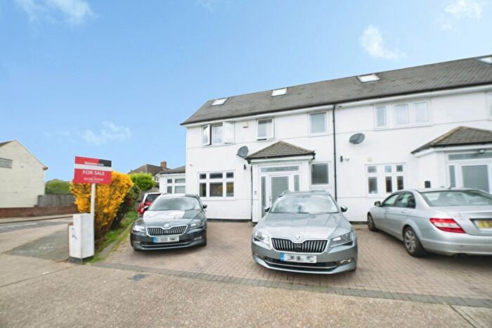 4 Bedroom Semi Detached House For Sale In Cross Road, Mawneys, Romford, RM7