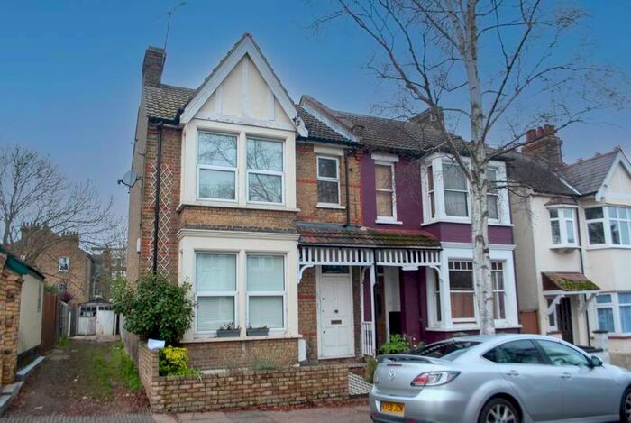 2 Bedroom Flat To Rent In Victoria Drive, Leigh-On-Sea, SS9