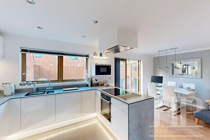 3 Bedroom Detached House For Sale In Delrogue Road, Crawley, RH11