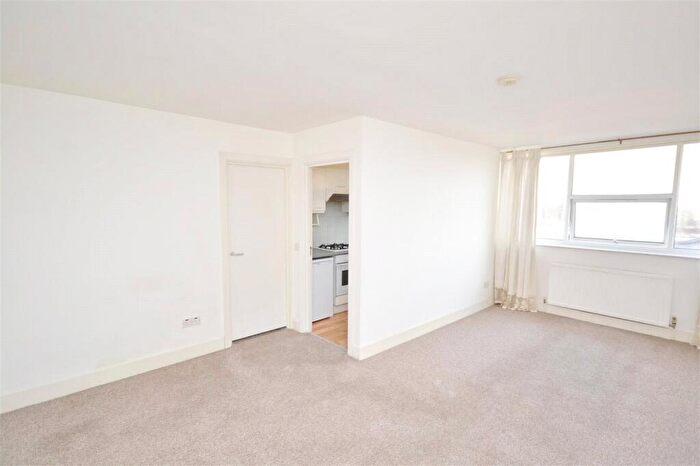 2 Bedroom Apartment To Rent In High Road, North Finchley, London, N12