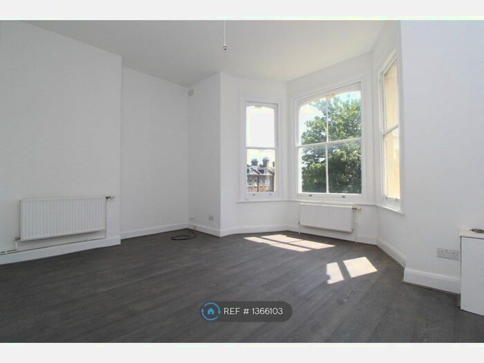 2 Bedroom Flat To Rent In Hamlet Road, London, SE19