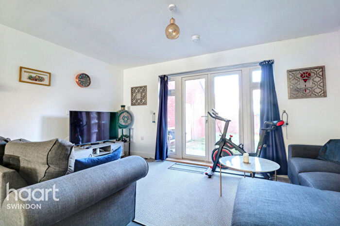 3 Bedroom Semi Detached House For Sale In William Morris Way, Swindon, SN25