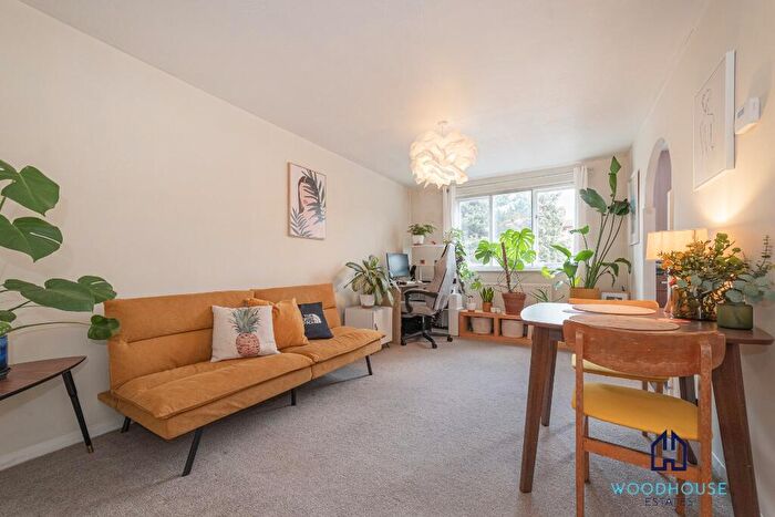 1 Bedroom Flat To Rent In Laburnum Close, London, N11