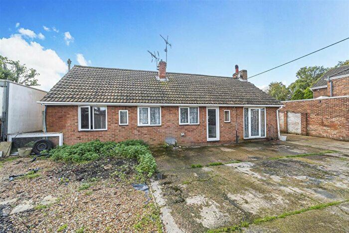 2 Bedroom Detached Bungalow For Sale In Cranford Park Drive, Yateley, Hampshire, GU46