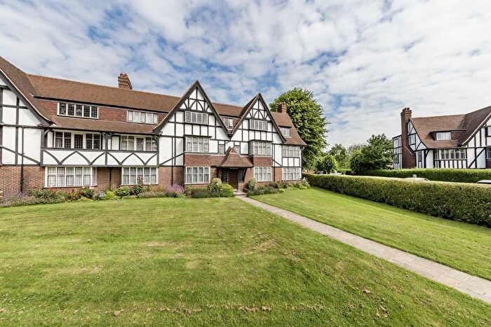 2 Bedroom Flat To Rent In Queens Drive, London, W3