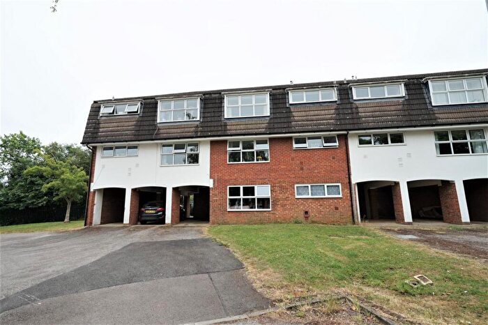 2 Bedroom Flat To Rent In Grasmere Way, Linslade, LU7