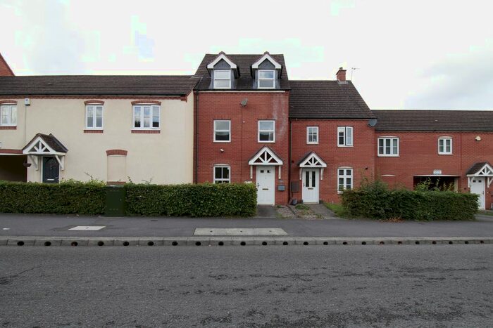 4 Bedroom Town House To Rent In Wharf Lane, Solihull, B91